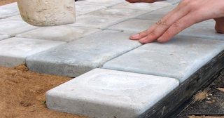 Укладка плитки на дорожке в Ишимбае в октябре