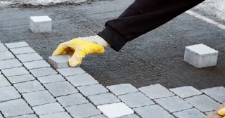 Монтаж тротуарной плитки на даче в Ишимбае в октябре